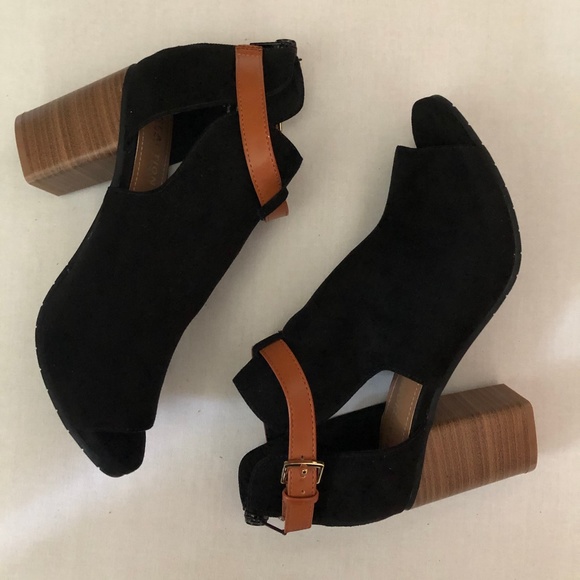 Kenneth Cole REACTION Hit Hooded Bootie. Open Toe. Black. Size 8 - Picture 2 of 10